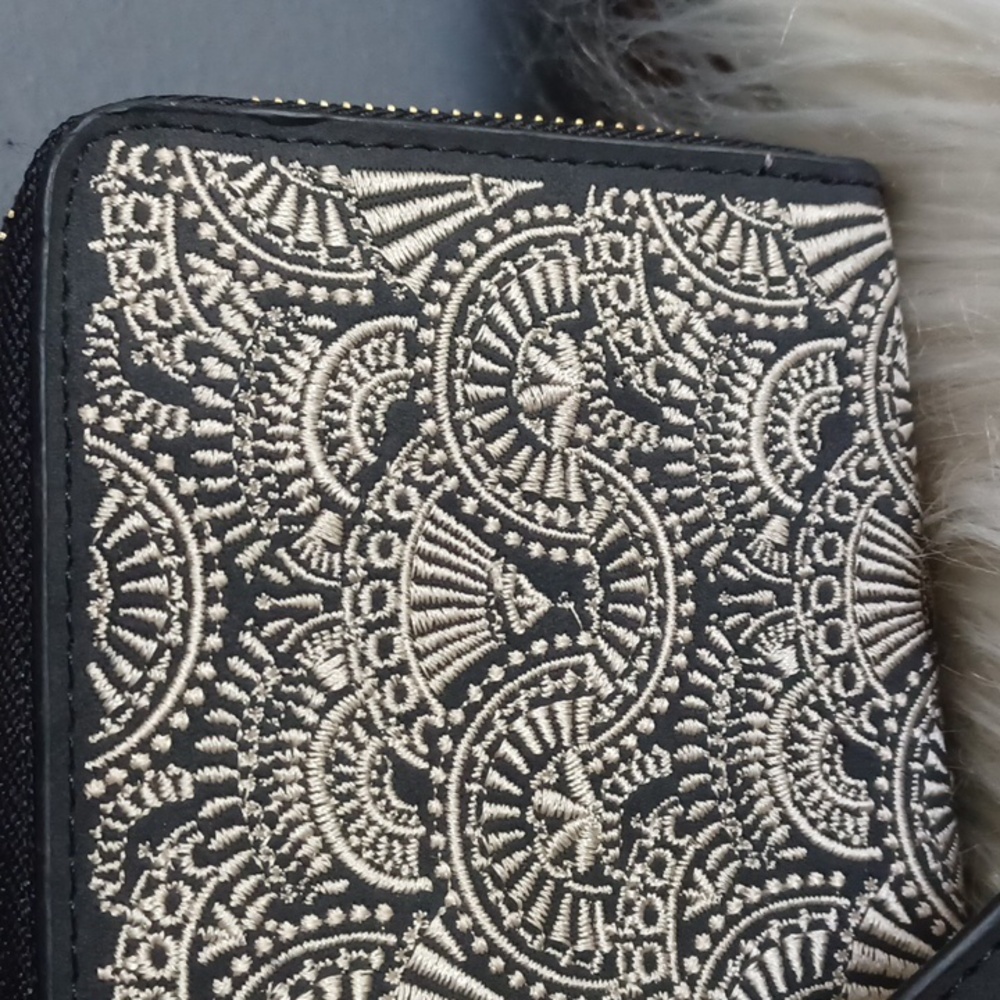 Universal Thread Wallet - Picture 2 of 13